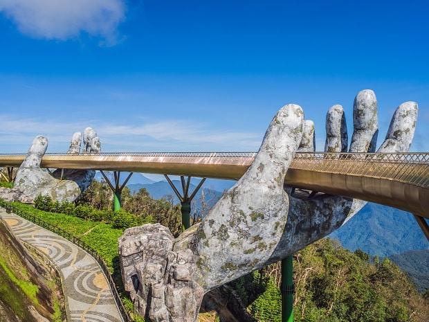 Famous,Tourist,Attraction,-,Golden,Bridge,At,The,Top,Of