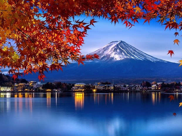 Fuji,Mountain,And,Kawaguchiko,Lake,In,Morning,,Autumn,Seasons,Fuji